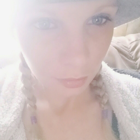 Meet your Posher, Alyssa - Picture 1 of 1